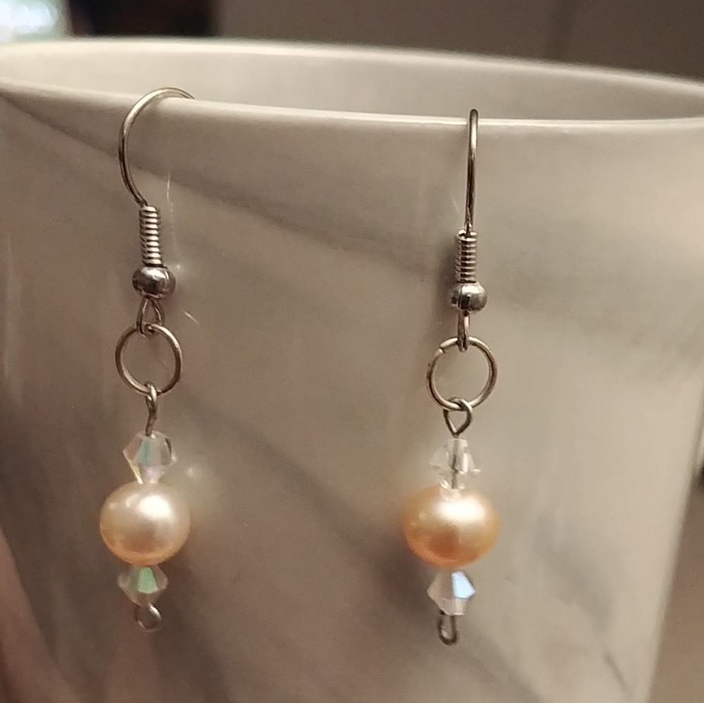 New Fresh Water Pearl earrings with 2 crystals